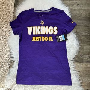 NEW WITH TAGS WOMENS NIKE TOP SIZE SMALL